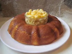 Cornbread Bundt Cake with Mac 'n Cheese in middle.